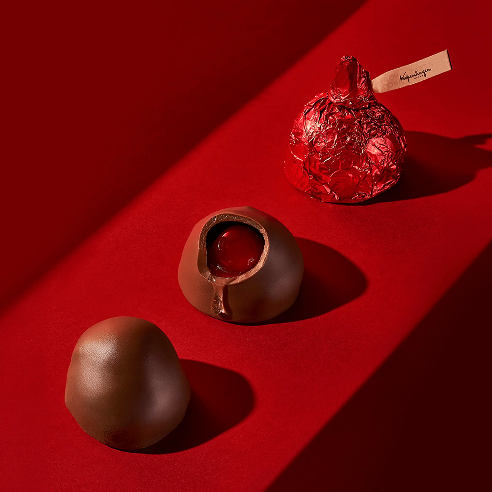 Bombons Cherry Brandy Kopenhagen sobre fundo vinho